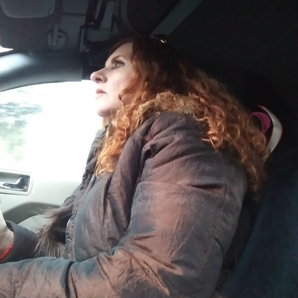 Meet your Posher, Lisa - Picture 1 of 2